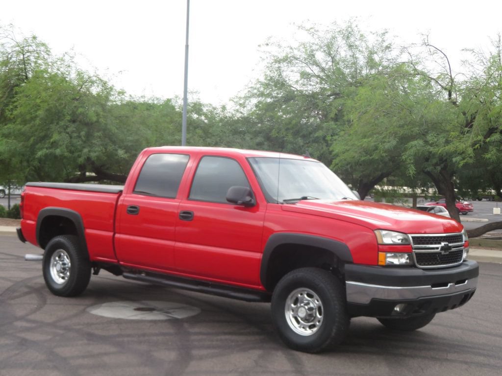 Used 2006 Chevrolet Silverado 2500 LT w/ Heavy-Duty Power Package AWD/4WD image 4