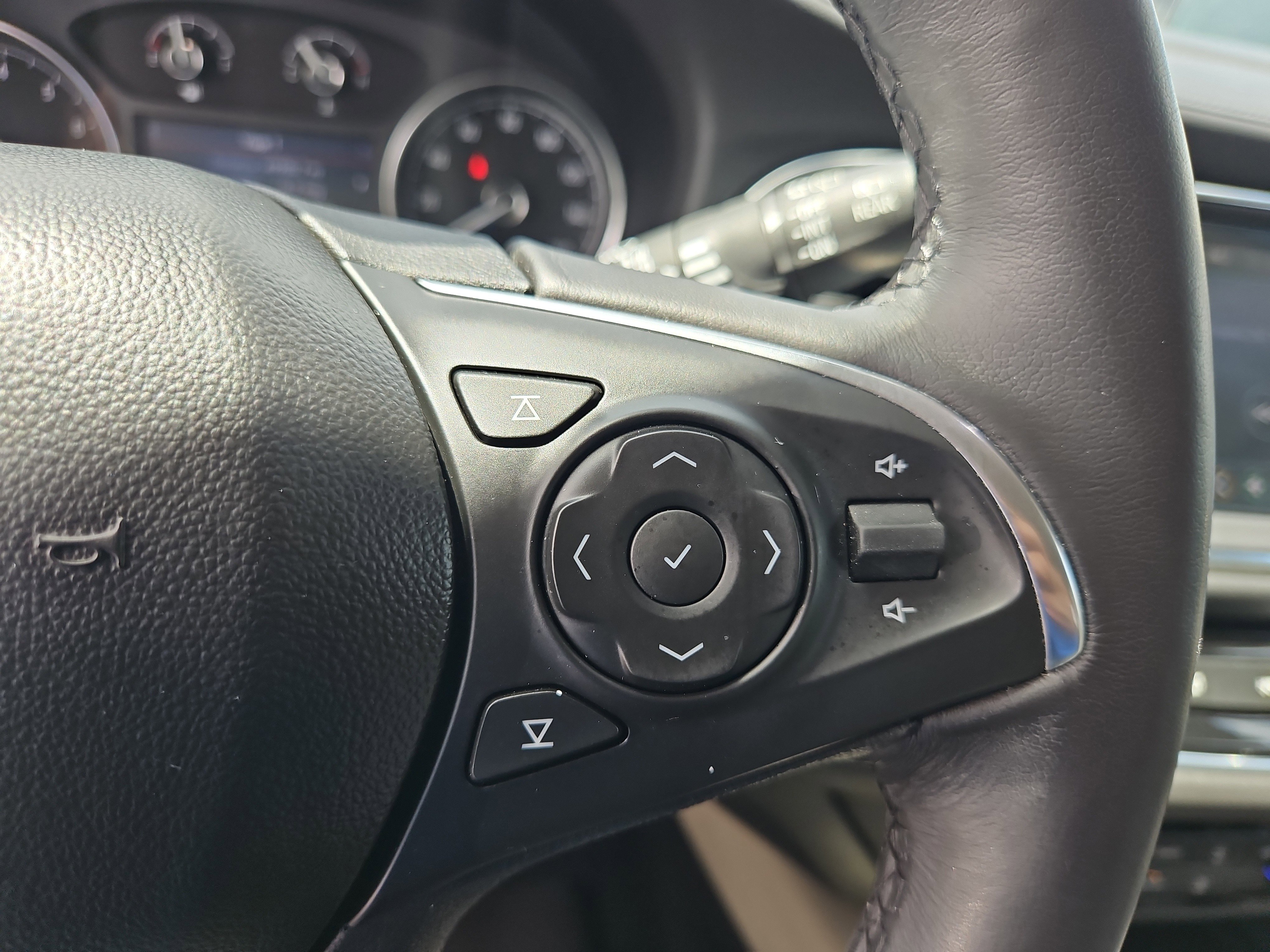 Used 2021 Buick Enclave Essence image 17