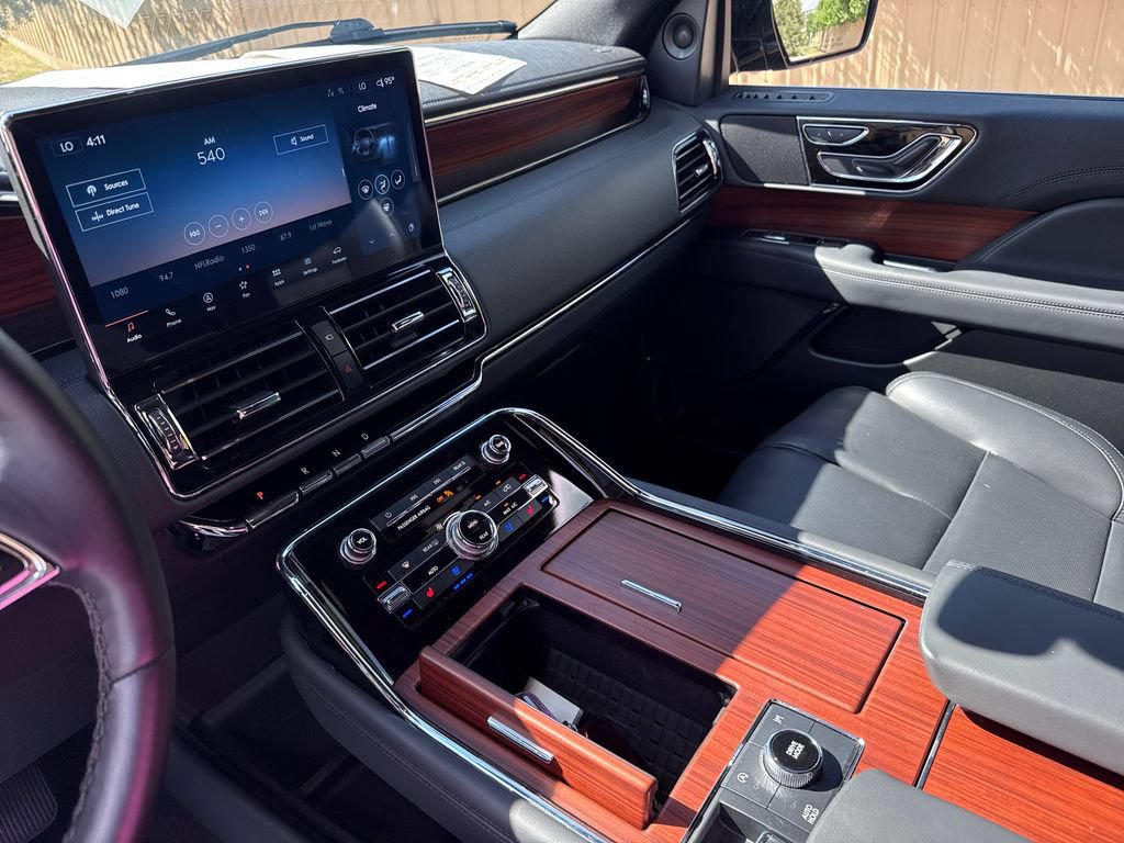 Used 2024 Lincoln Navigator Premiere AWD/4WD image 18