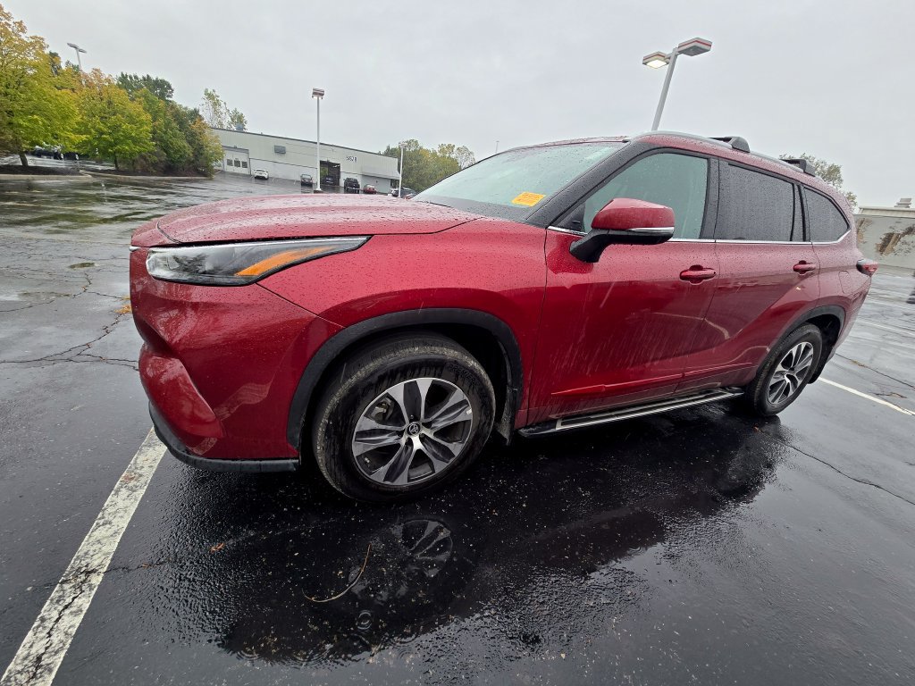 Used 2024 Toyota Highlander XLE AWD/4WD image 4
