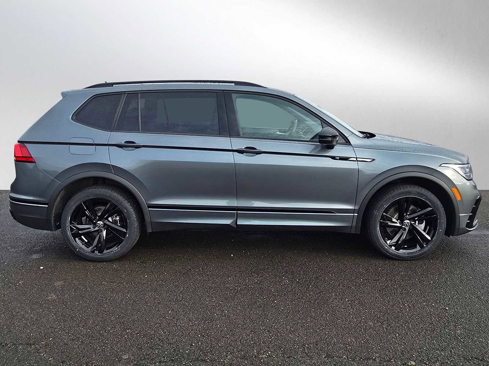 Used 2023 Volkswagen Tiguan SE R-Line image 2
