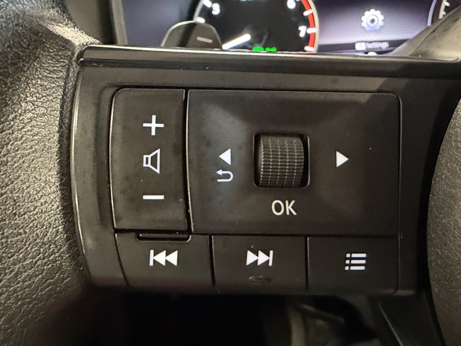 Used 2024 Nissan Rogue S FWD image 18