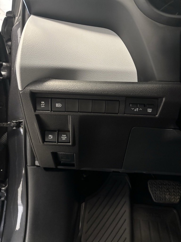 Used 2025 Toyota Sienna XLE image 13