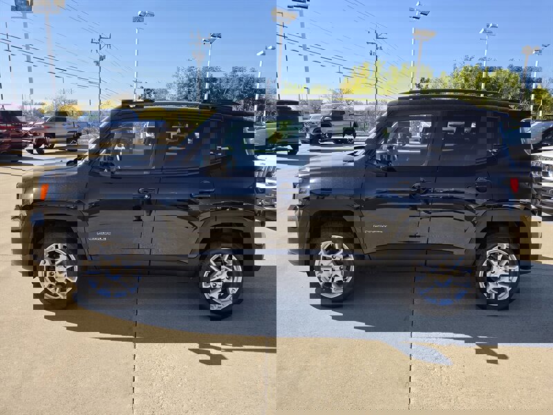 Used 2019 Jeep Renegade Latitude w/ Cold Weather Group image 6