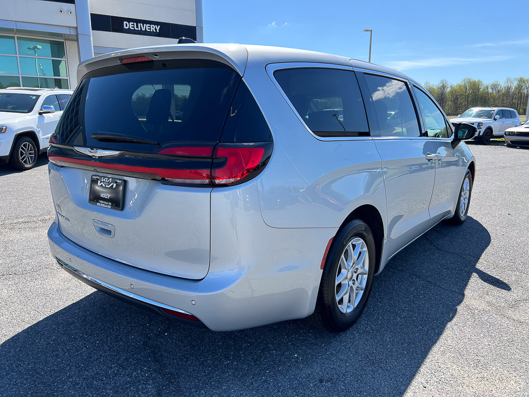 Used 2024 Chrysler Pacifica Touring-L image 11