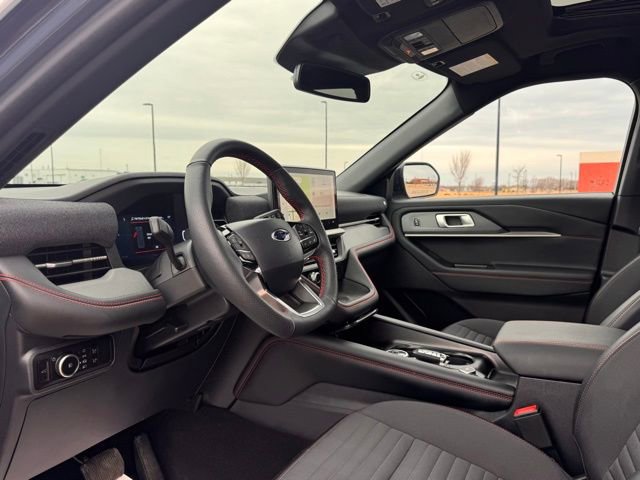 Used 2025 Ford Explorer ST-Line w/ ST-Line Street Pack image 8
