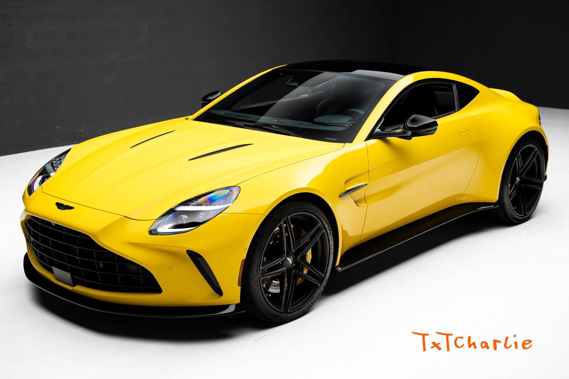 Used 2025 Aston Martin V8 Vantage Coupe RWD image 1