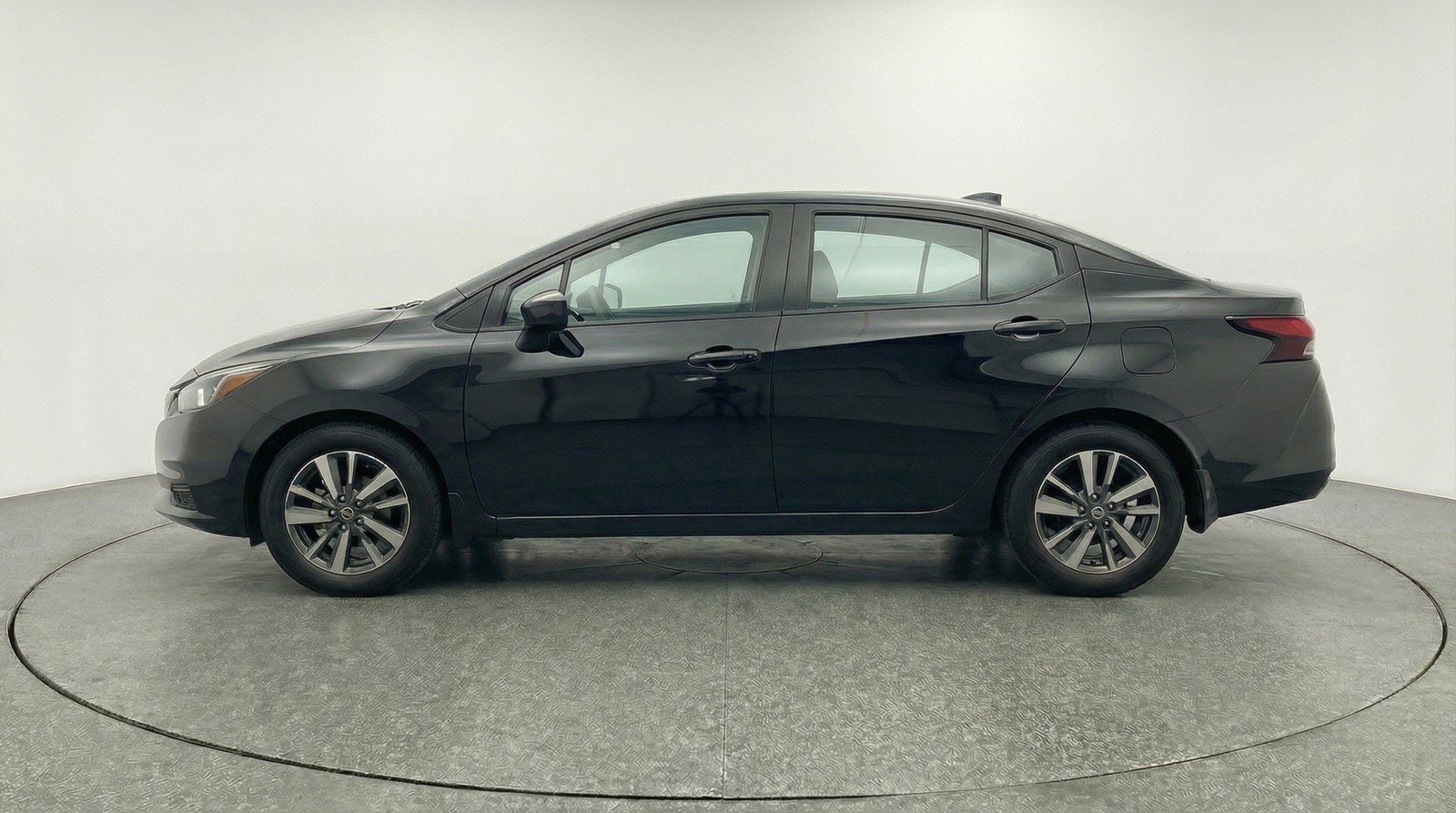 Used 2025 Nissan Versa SV image 5