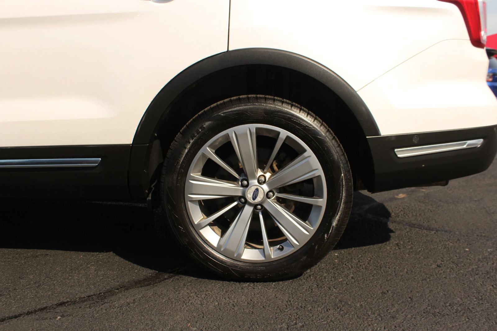 Used 2018 Ford Explorer Limited w/ Equipment Group 301A AWD/4WD image 4