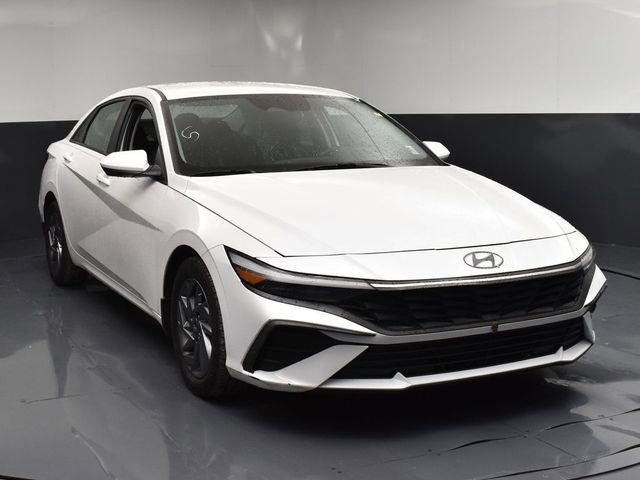 Used 2024 Hyundai Elantra SEL FWD image 2