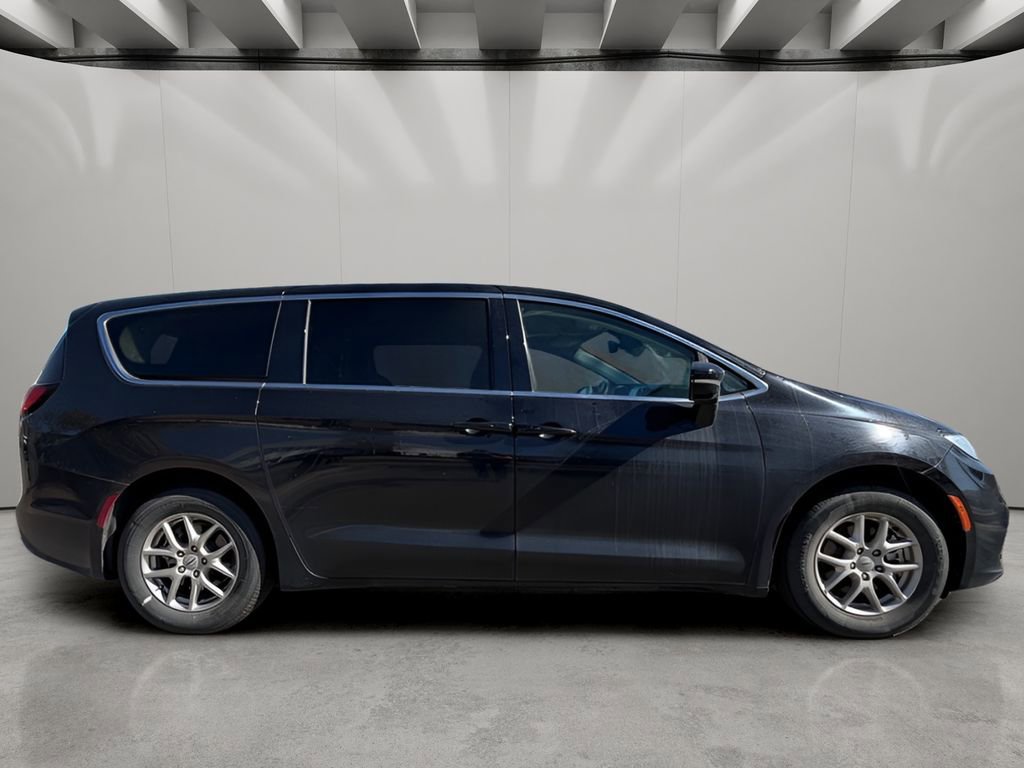 Used 2024 Chrysler Pacifica Touring-L image 6