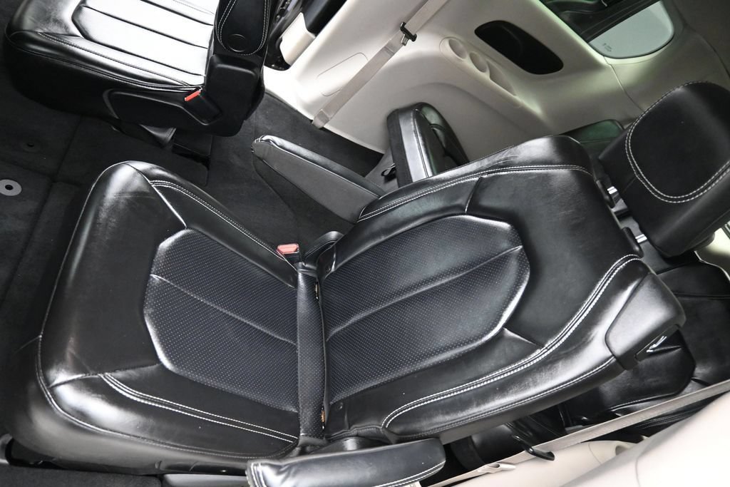 Used 2023 Chrysler Pacifica Touring-L FWD image 24