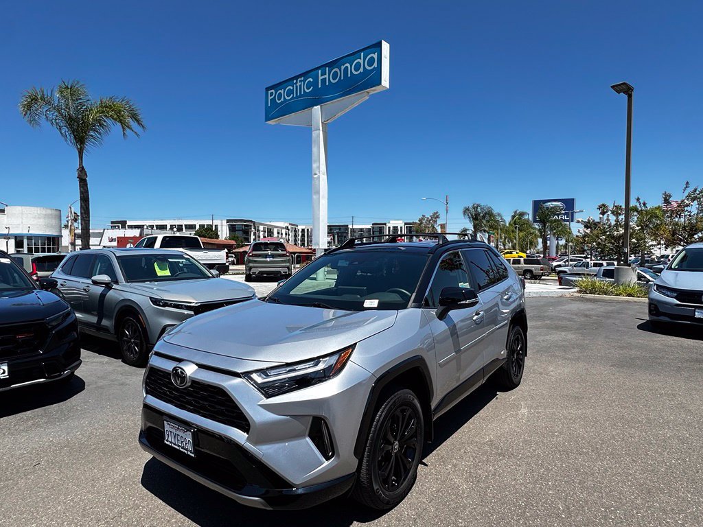 Used 2025 Toyota RAV4 XSE AWD/4WD image 2