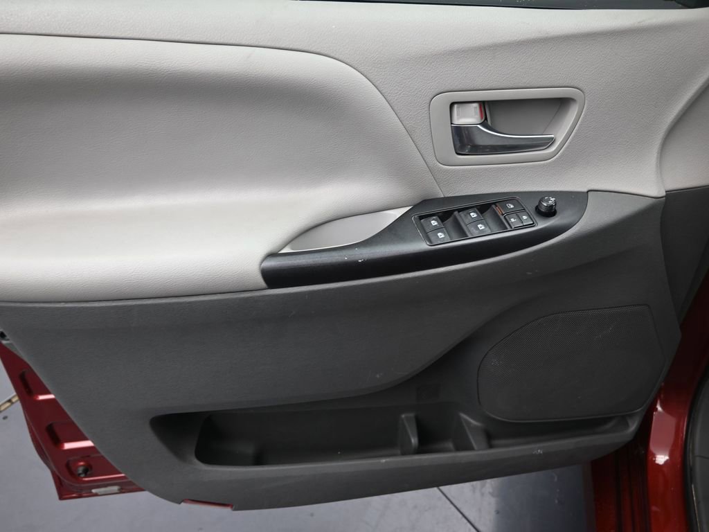 Used 2020 Toyota Sienna LE image 13