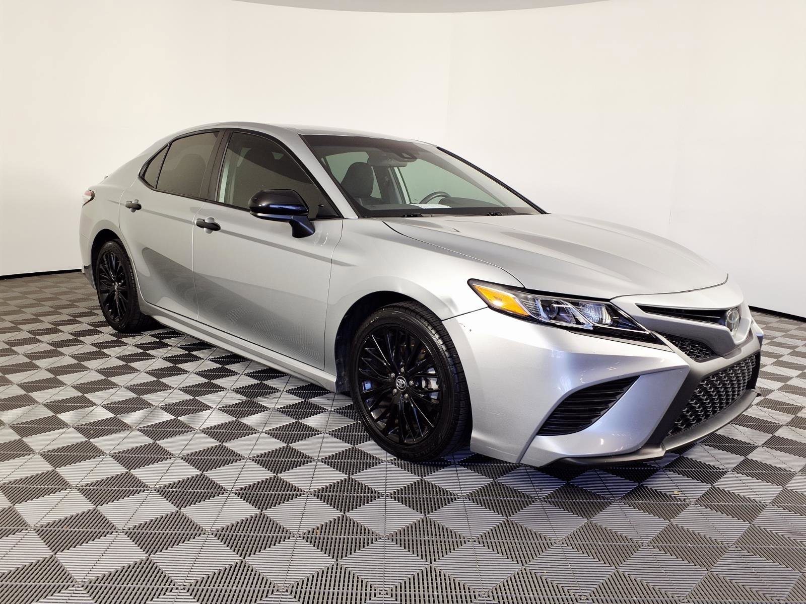 Used 2020 Toyota Camry SE w/ Carpet Mat Package FWD image 3