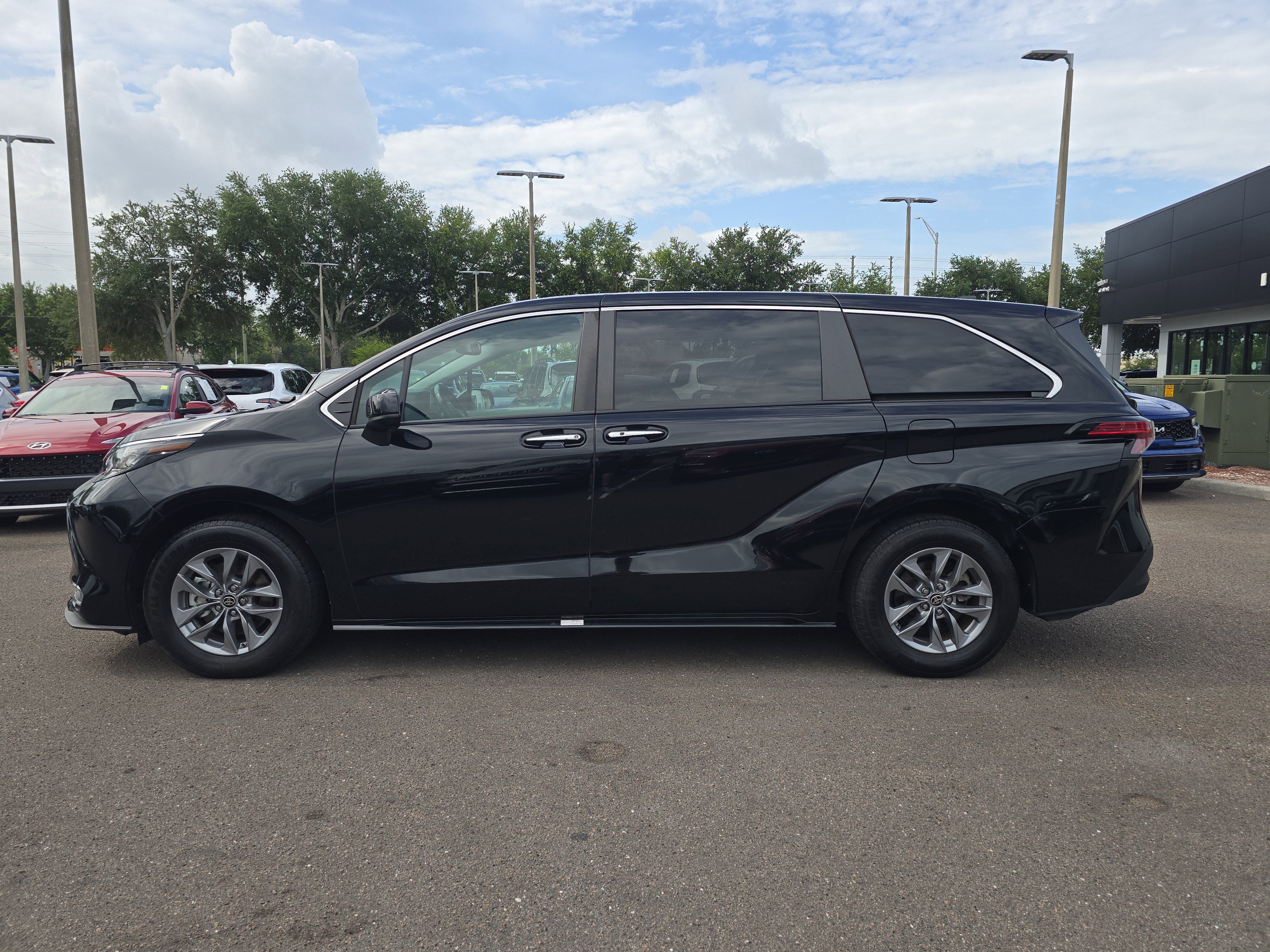 Used 2022 Toyota Sienna XLE FWD image 5