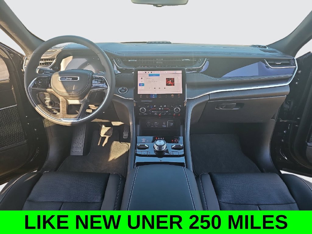 Used 2023 Jeep Grand Cherokee Overland w/ Luxury Tech Group IV AWD/4WD image 9