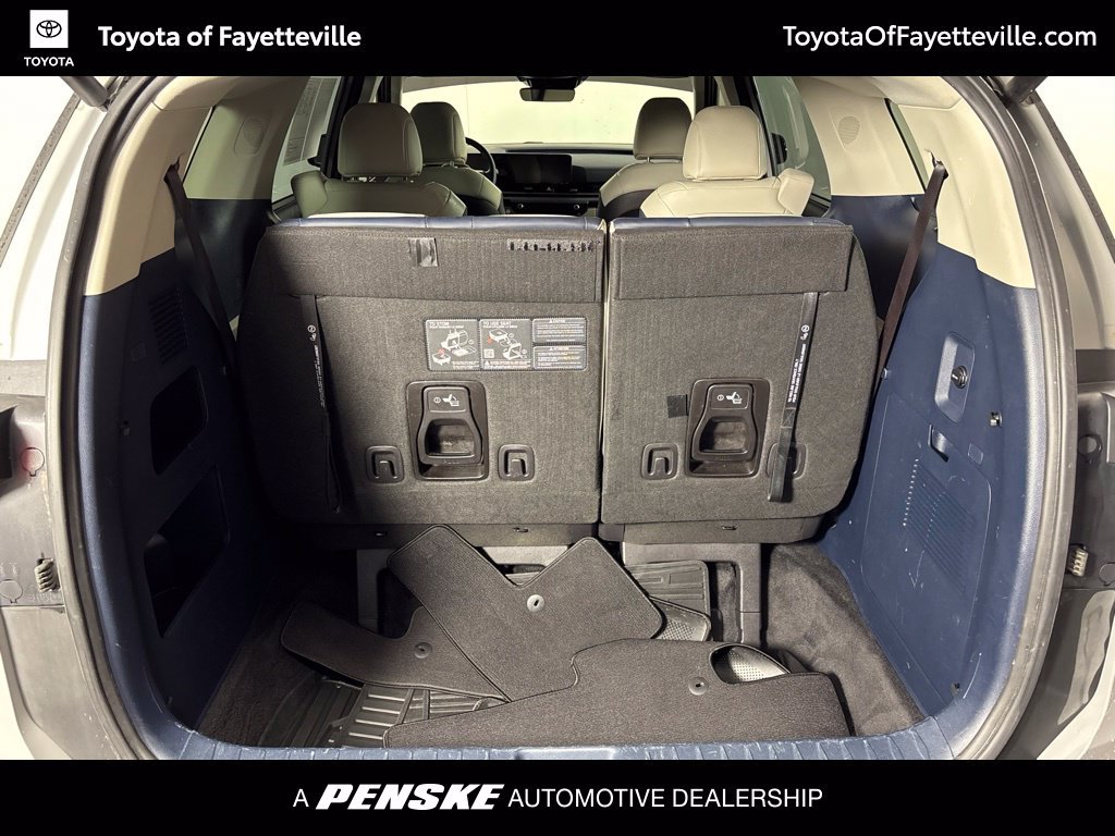 Used 2025 Kia Carnival EX FWD image 12