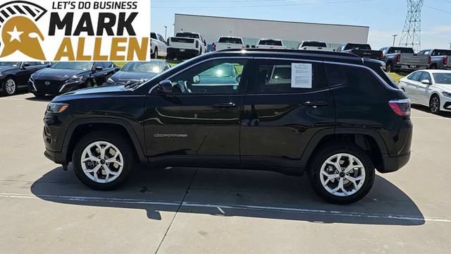 Used 2025 Jeep Compass Latitude w/ Sun & Sound Group AWD/4WD image 5