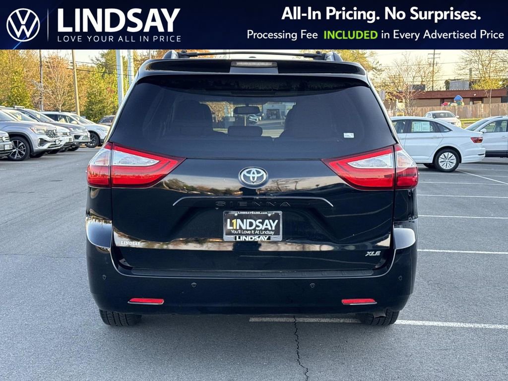 Used 2017 Toyota Sienna XLE Premium image 4