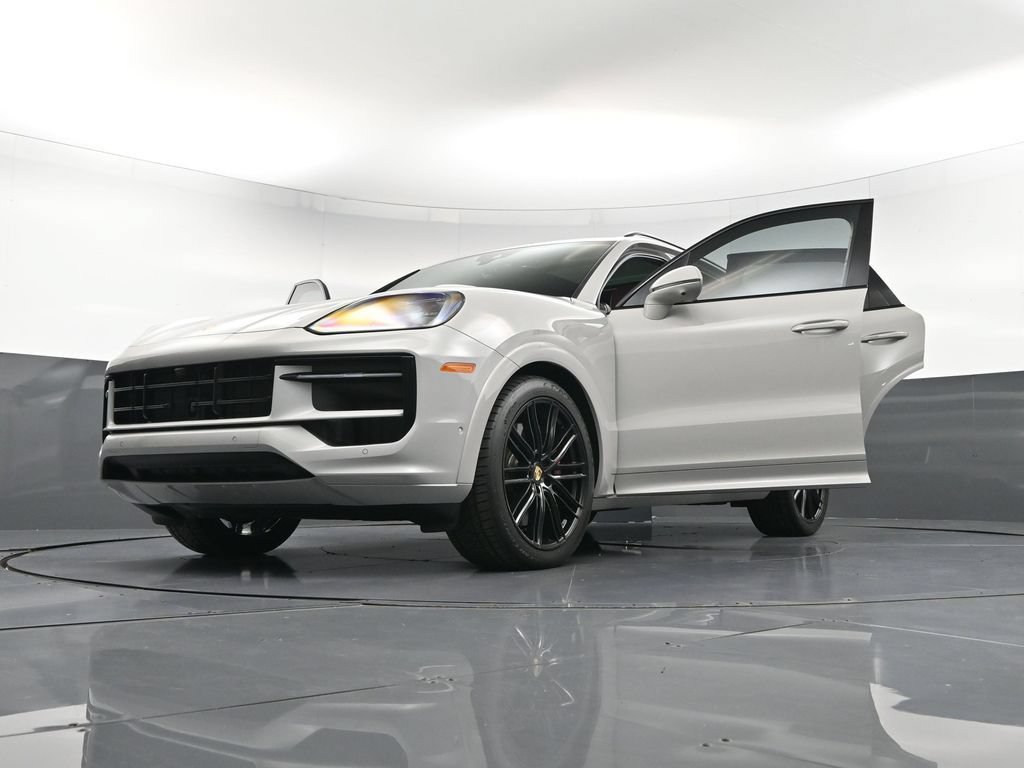 Certified 2025 Porsche Cayenne GTS AWD/4WD image 39