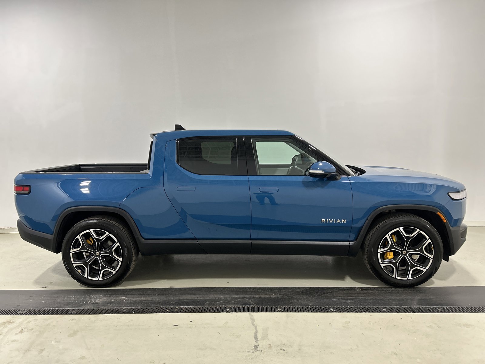 Used 2023 Rivian R1T Adventure image 6
