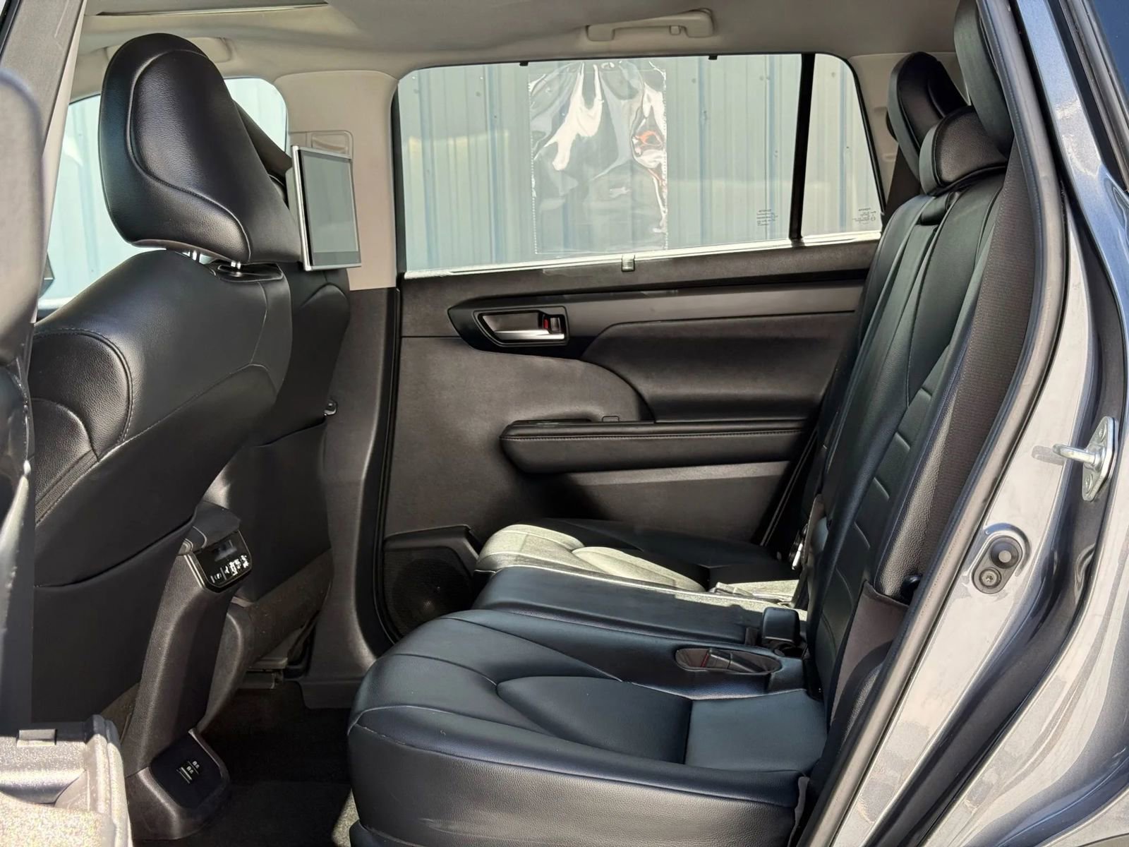 Used 2021 Toyota Highlander XLE AWD/4WD image 12