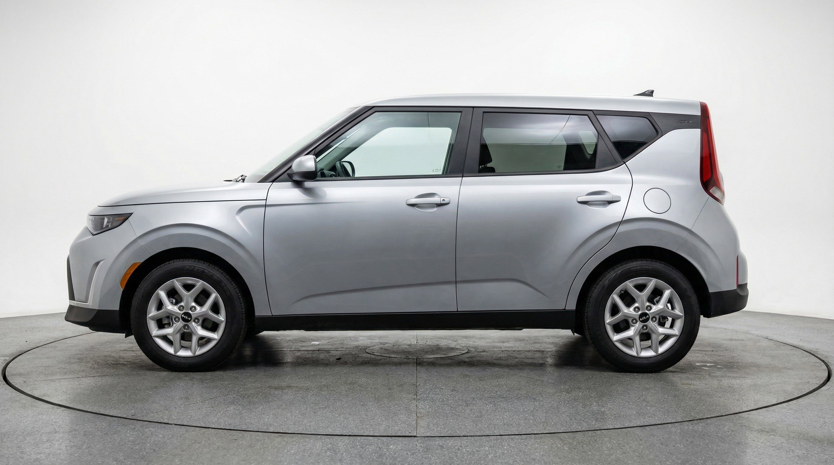 Used 2025 Kia Soul LX w/ LX Technology Package FWD image 5