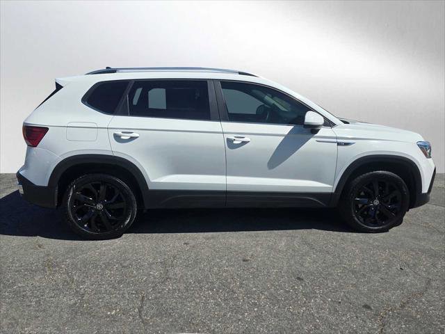 Used 2022 Volkswagen Taos SEL w/ Panoramic Sunroof Package image 2