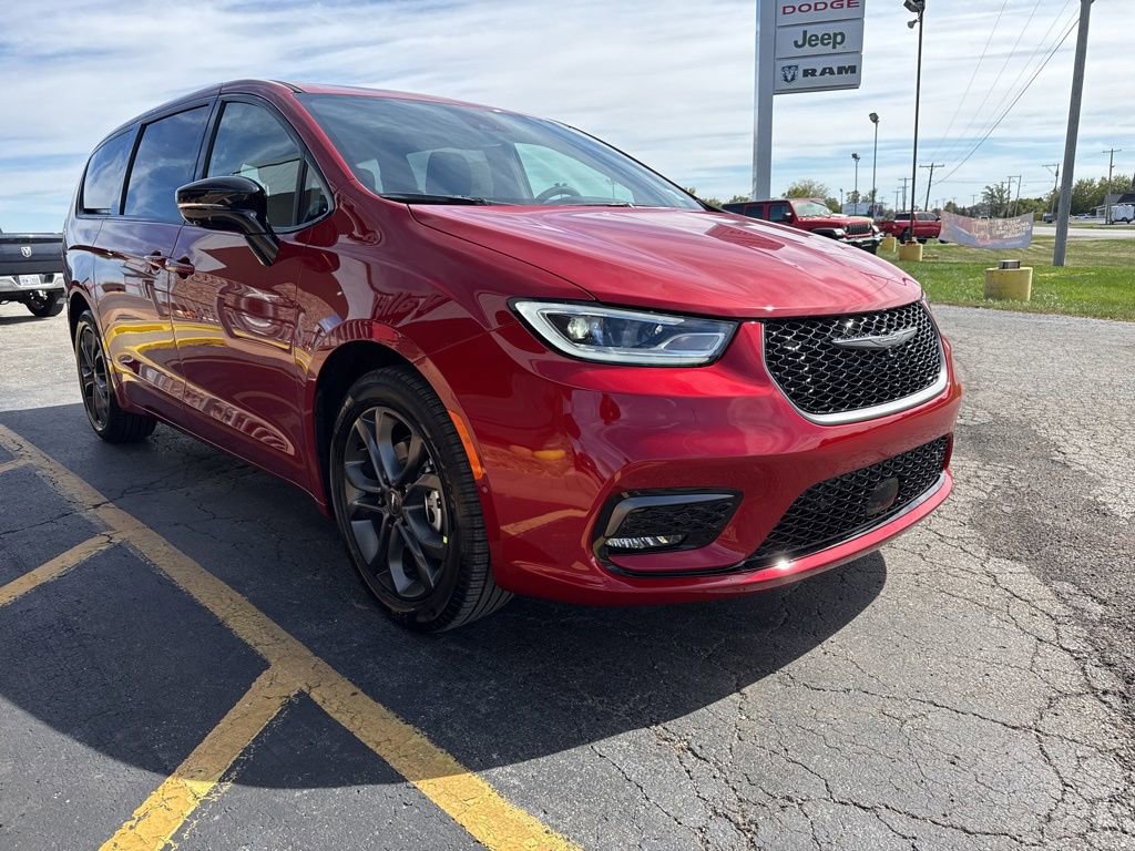 New 2026 Chrysler Pacifica Select FWD image 2