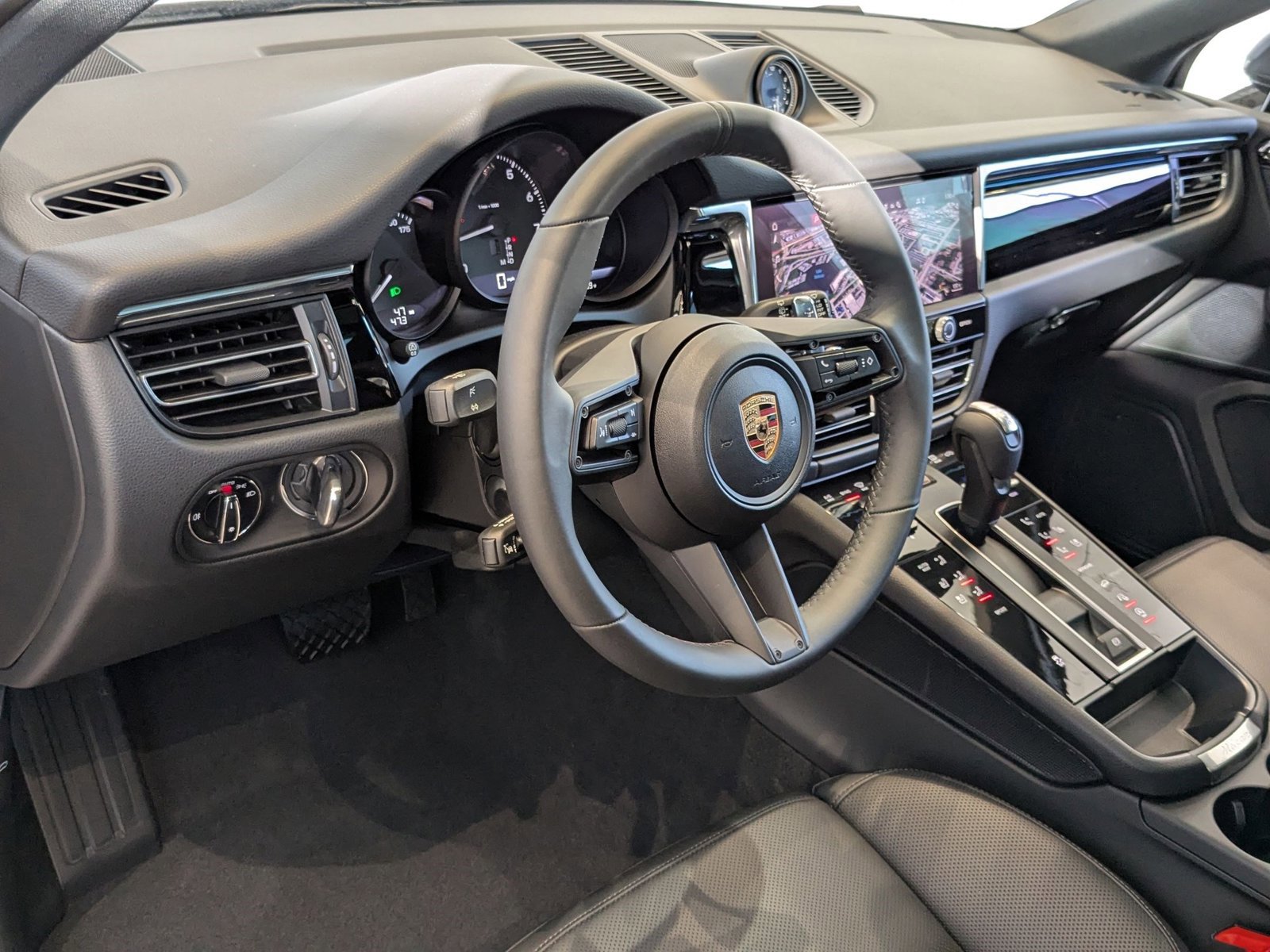 Certified 2025 Porsche Macan image 4