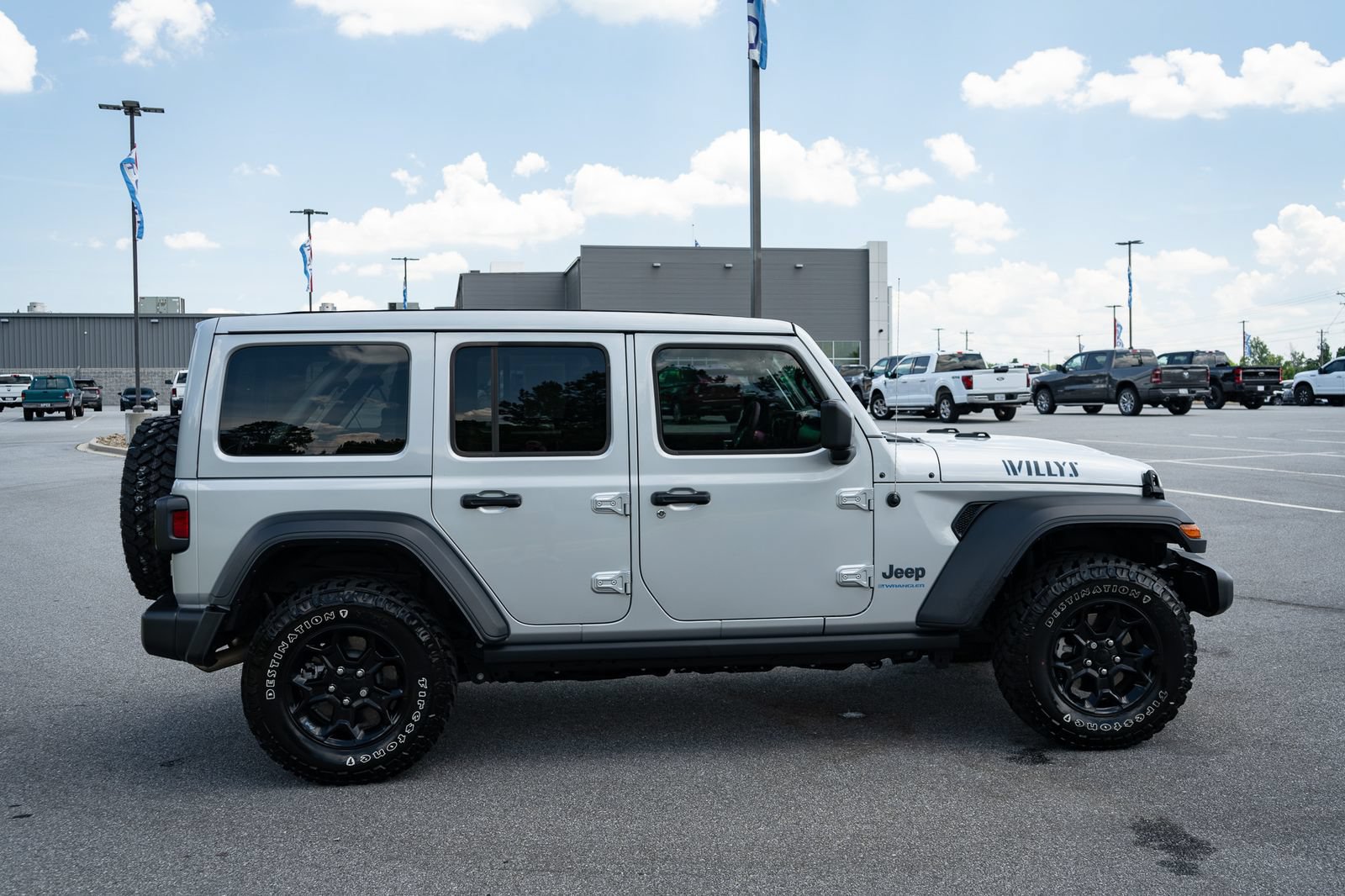 Used 2023 Jeep Wrangler Unlimited w/ Sun & Screen Package AWD/4WD image 11