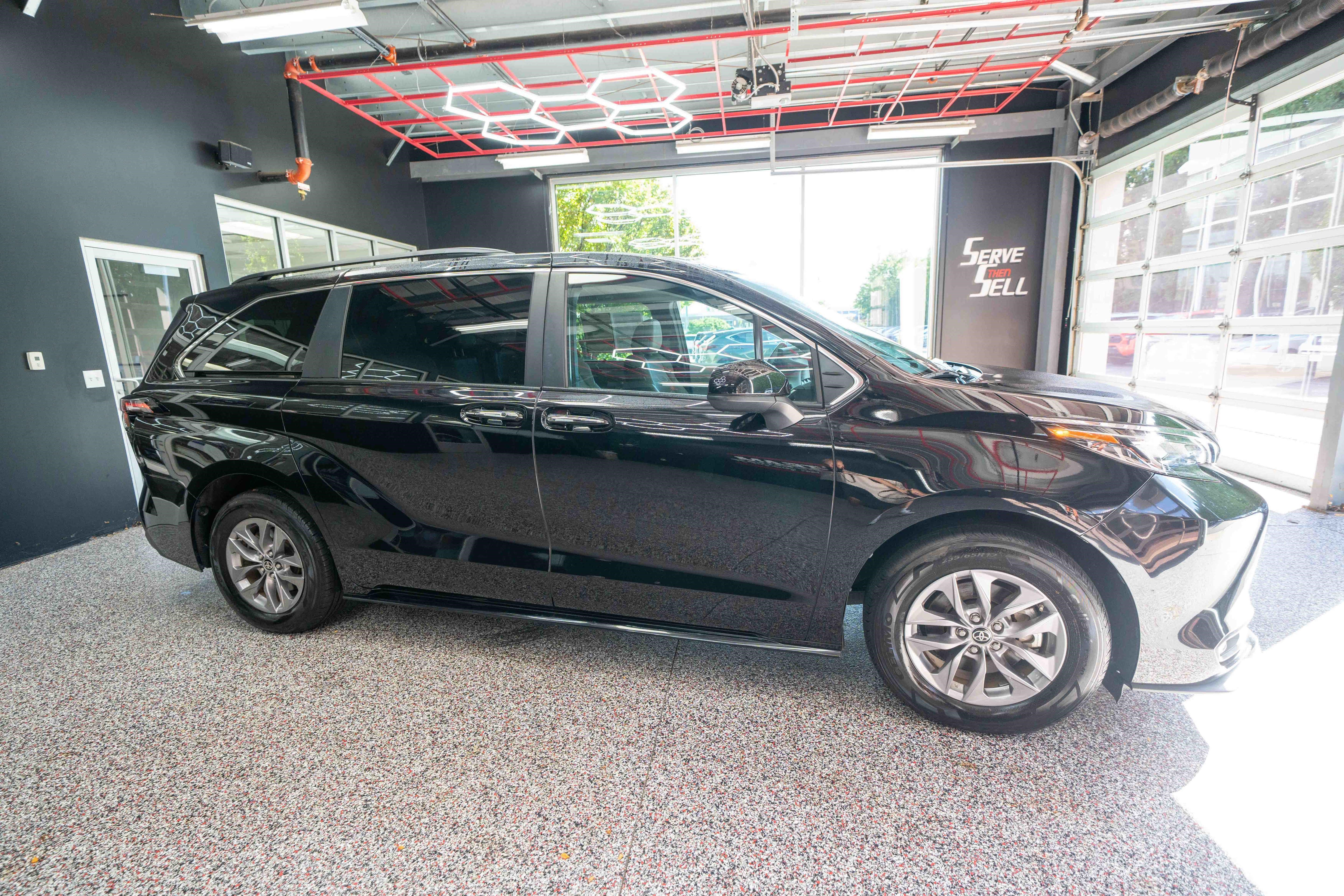 Used 2025 Toyota Sienna XLE FWD image 5