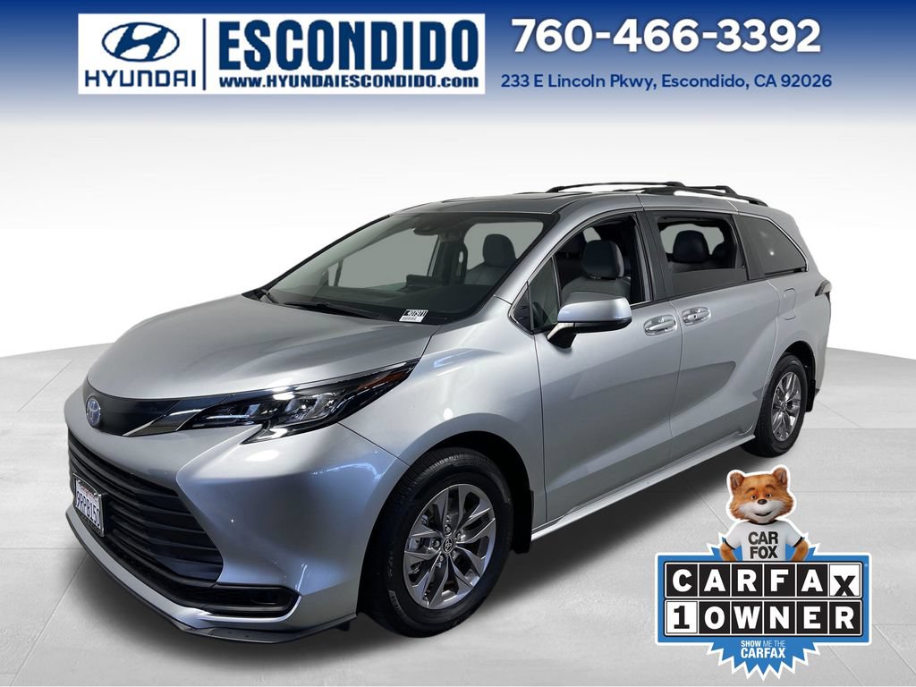 Used 2025 Toyota Sienna LE w/ LE Plus Package FWD image 1