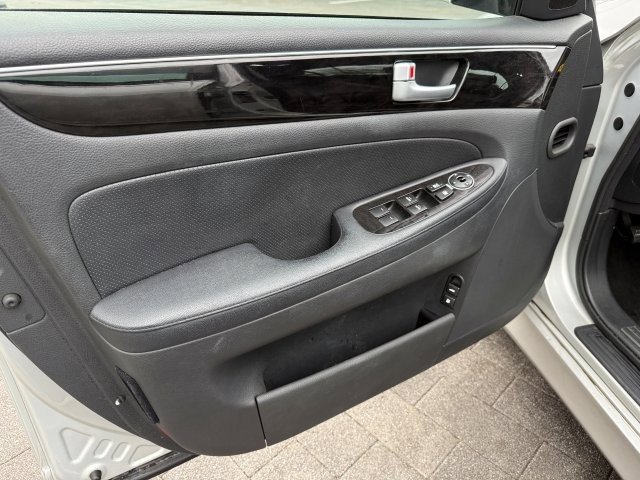 Used 2013 Hyundai Genesis 3.8 image 9