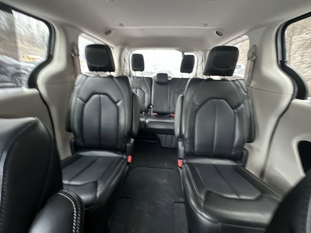 Used 2024 Chrysler Pacifica Touring-L FWD image 27