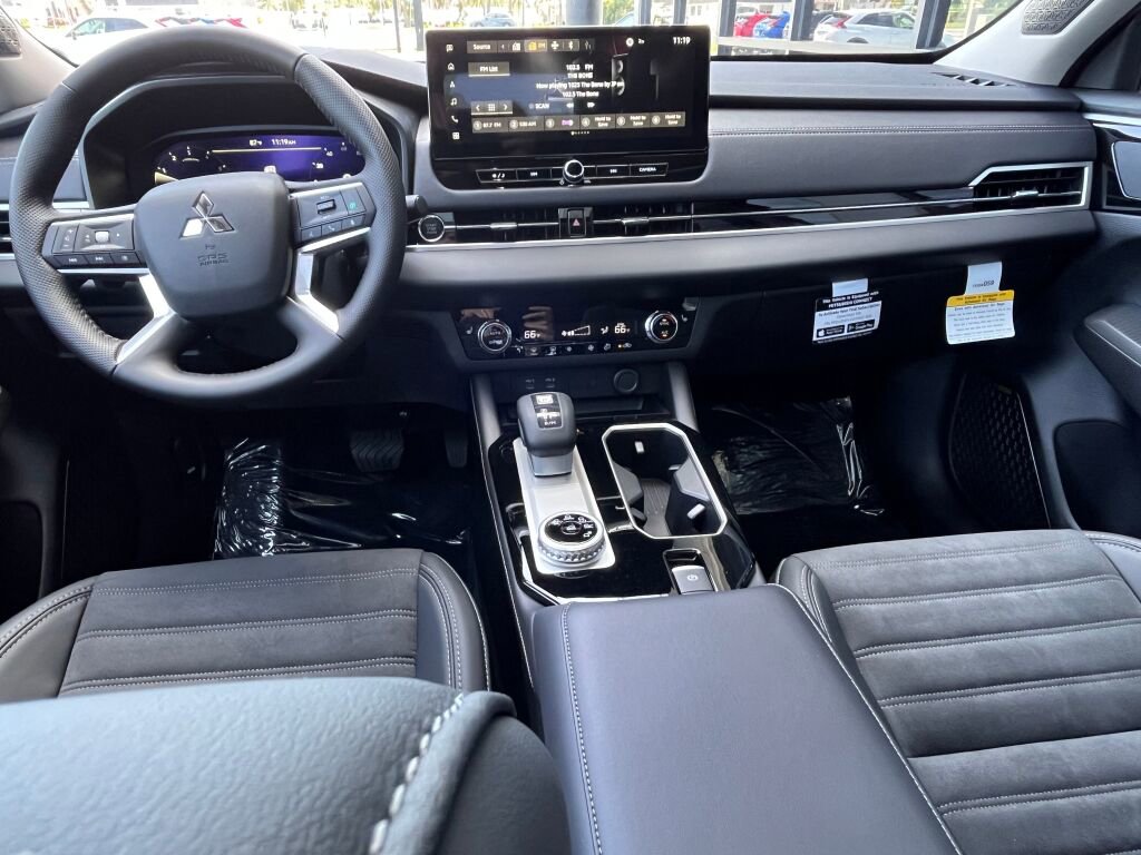 New 2025 Mitsubishi Outlander SE image 23