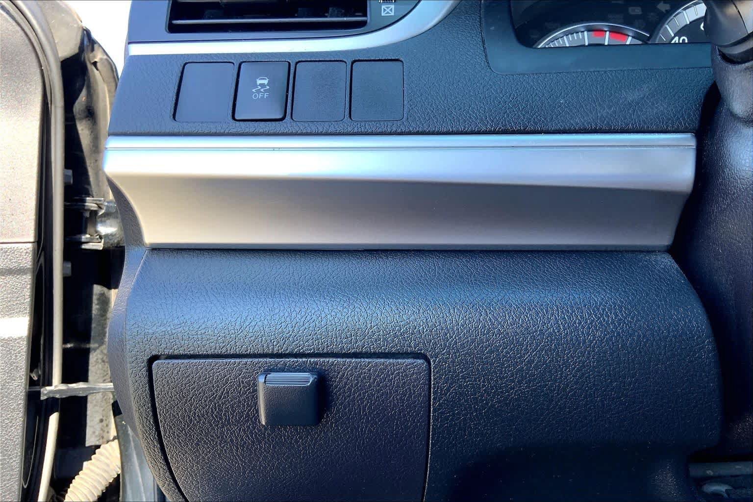 Used 2014 Toyota Camry SE FWD image 32