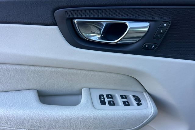 Used 2018 Volvo XC60 T6 Momentum w/ Convenience Package image 11