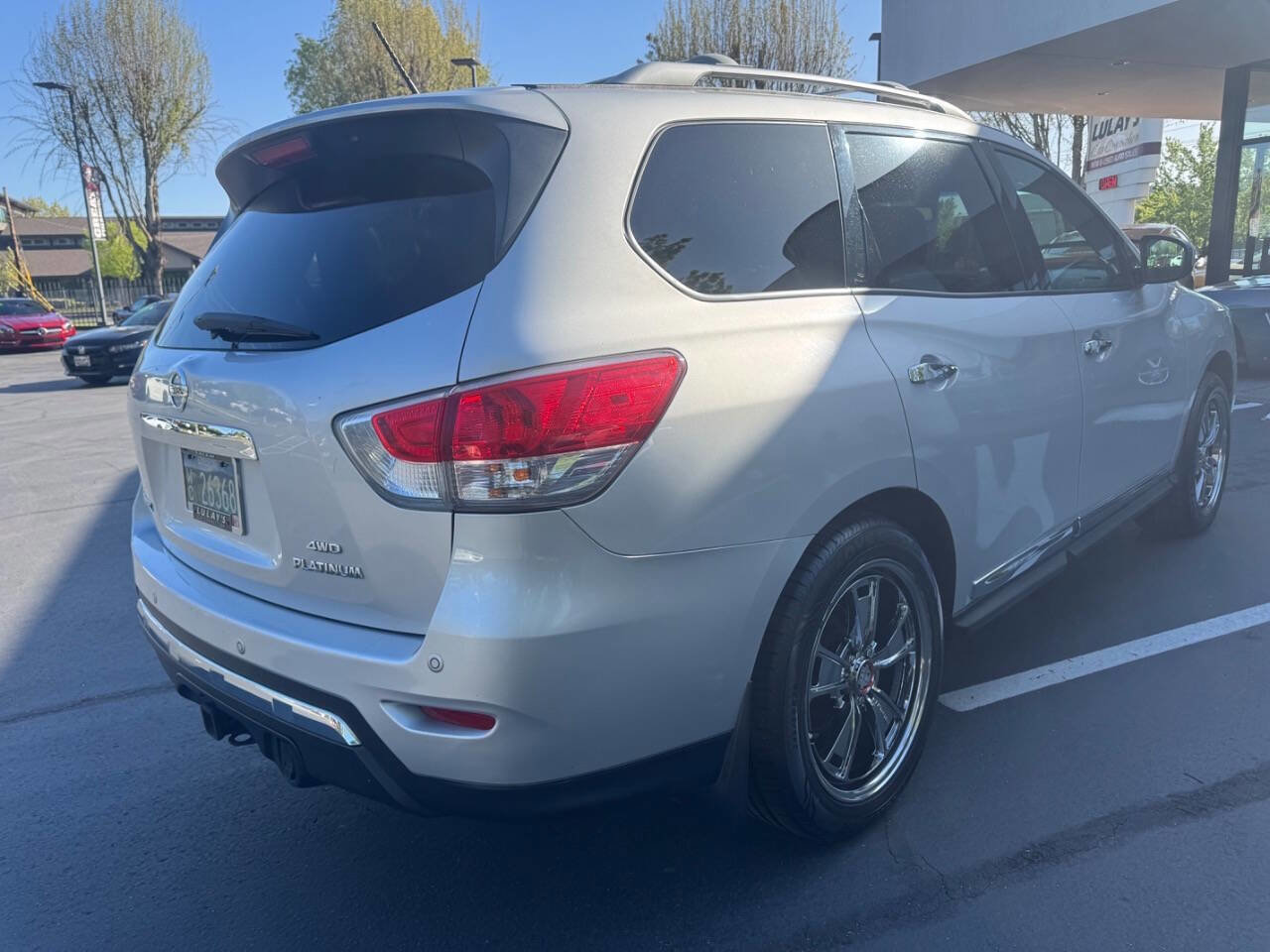 Used 2015 Nissan Pathfinder Platinum w/ Family Entertainment Package AWD/4WD image 5