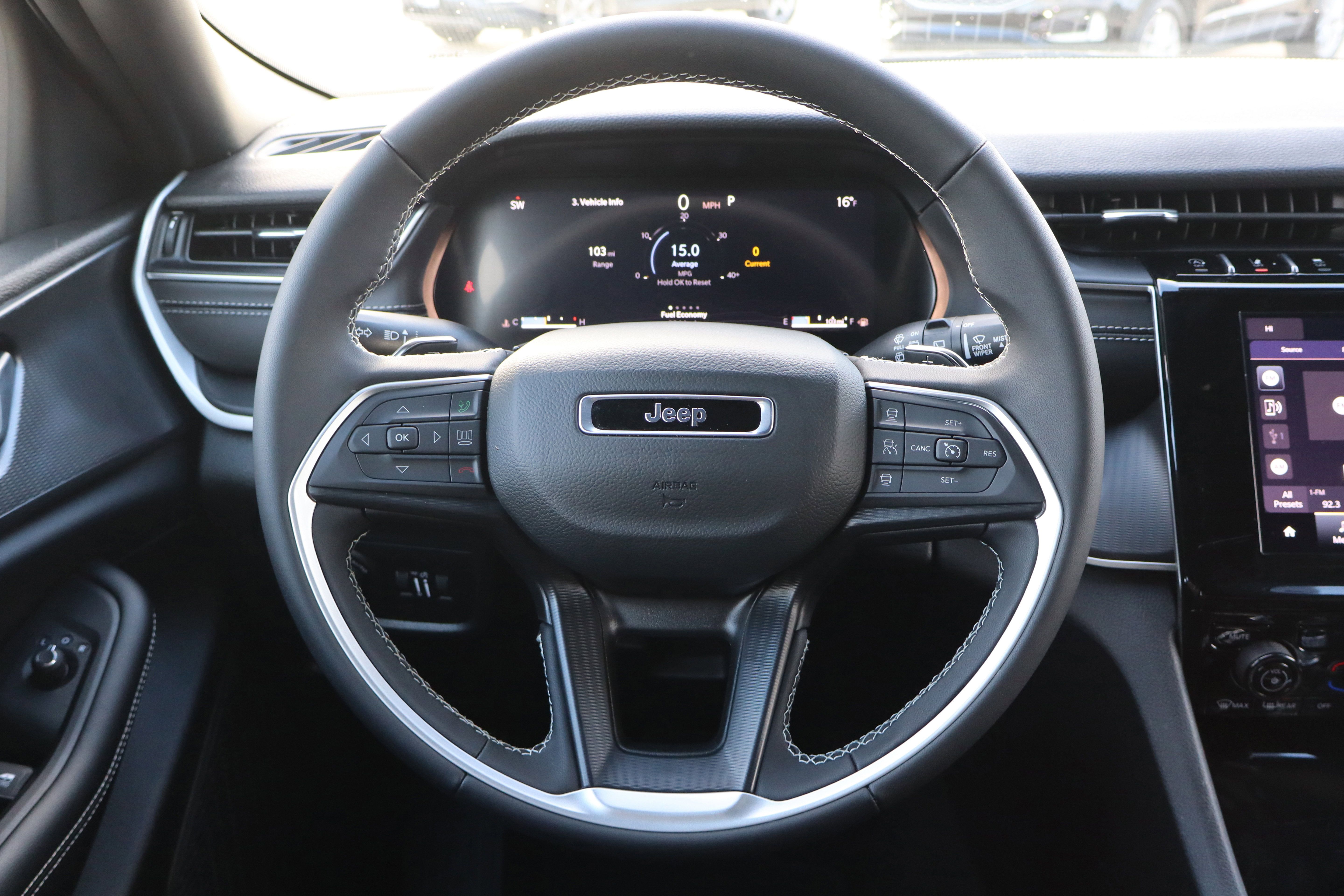 Used 2025 Jeep Grand Cherokee Laredo image 15