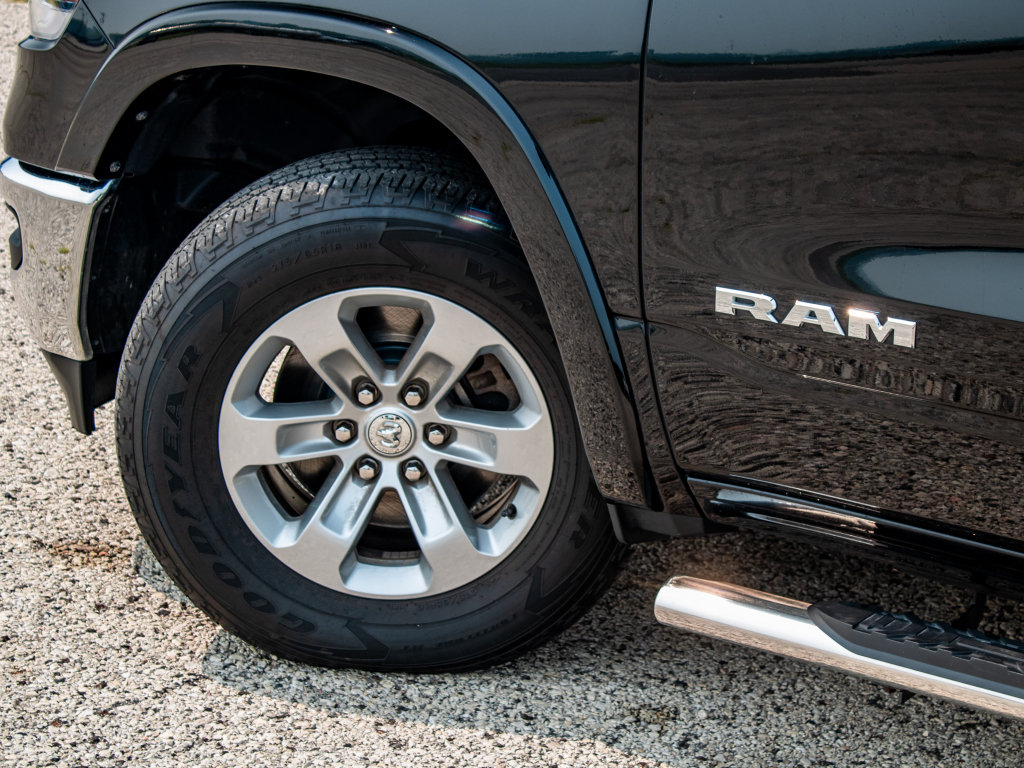 Used 2019 RAM 1500 Laramie AWD/4WD image 12