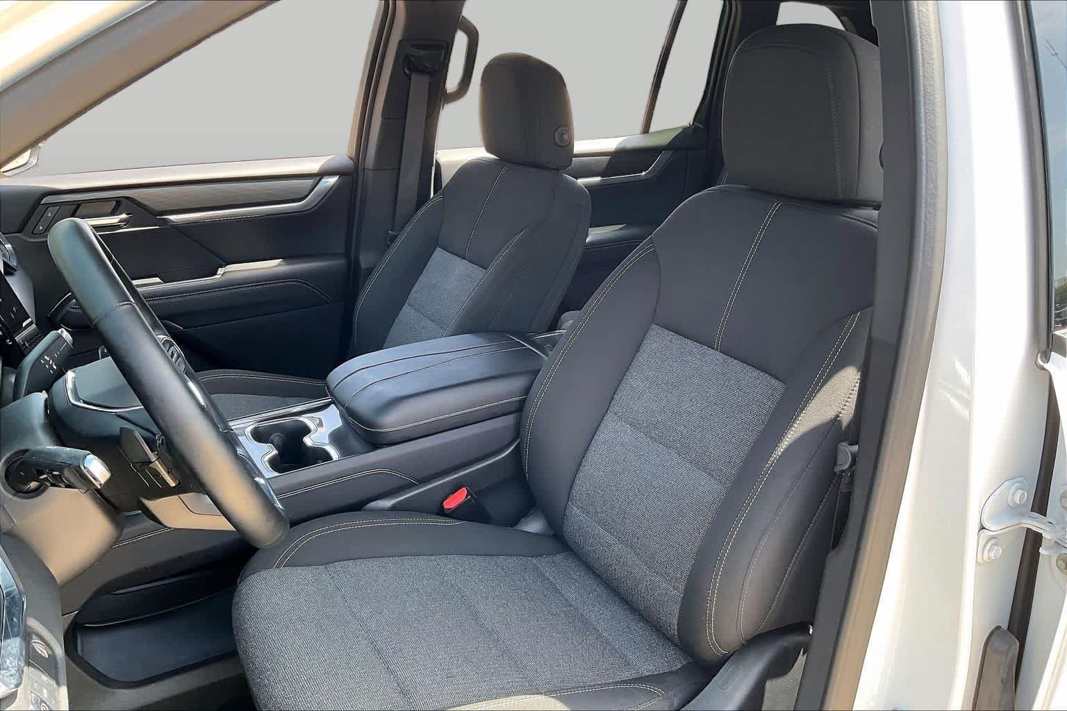 Certified 2025 GMC Acadia Elevation FWD image 9