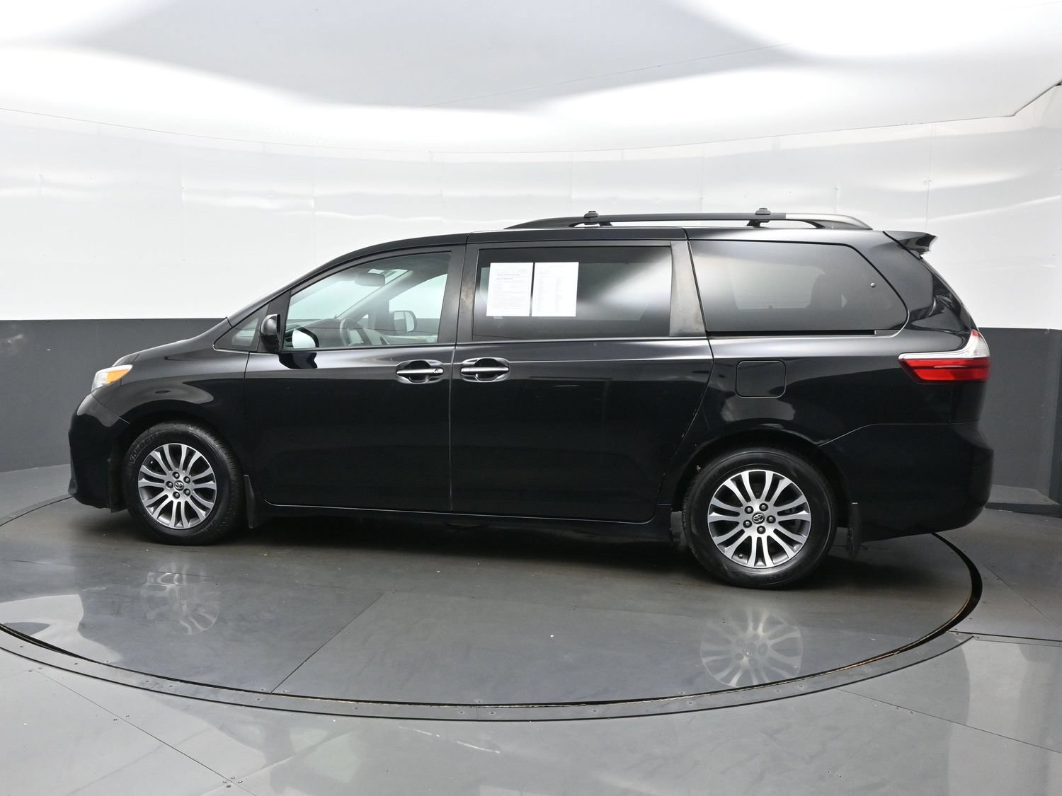Used 2018 Toyota Sienna XLE Premium w/ Carpet Mat Package FWD image 4