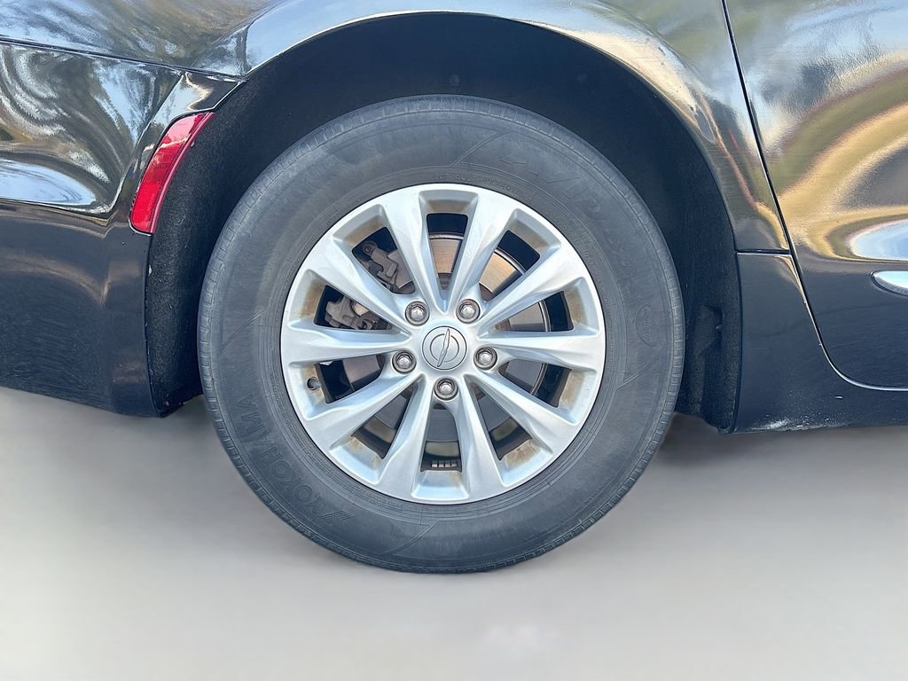 Used 2019 Chrysler Pacifica Touring-L image 15