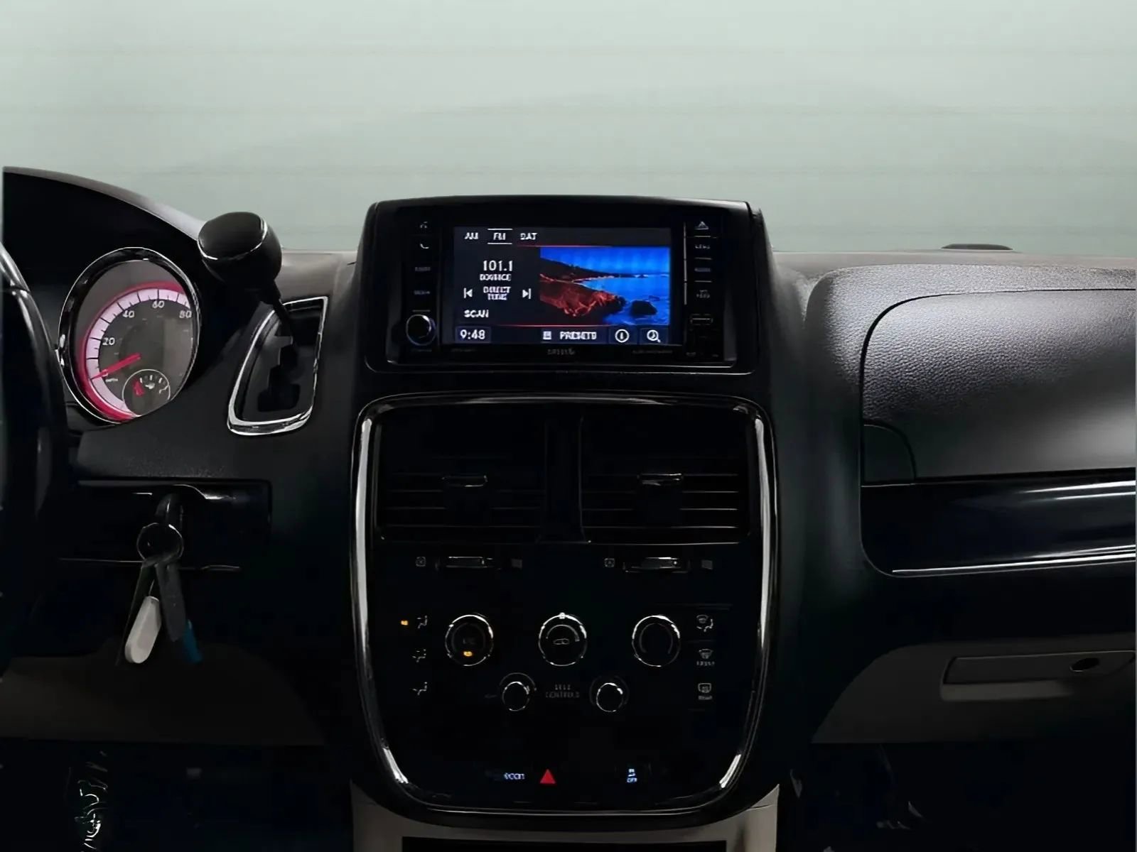 Used 2019 Dodge Grand Caravan SXT FWD image 19