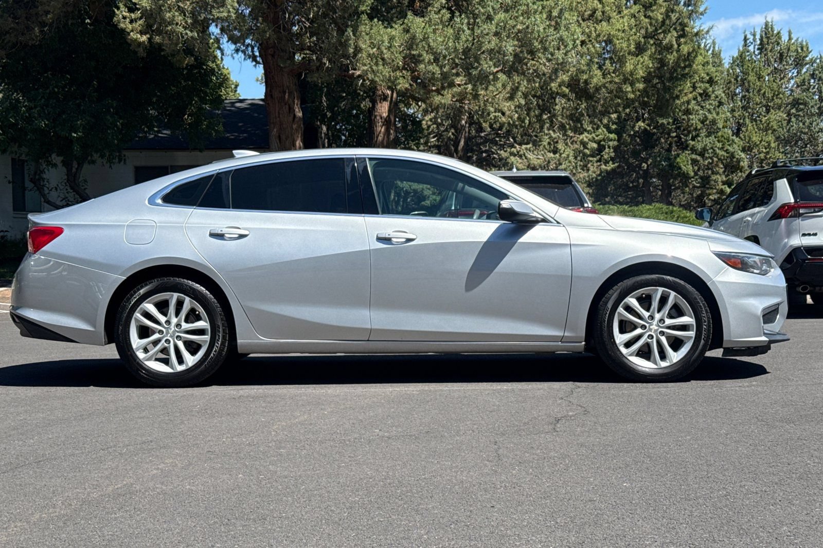 Used 2017 Chevrolet Malibu LT FWD image 3