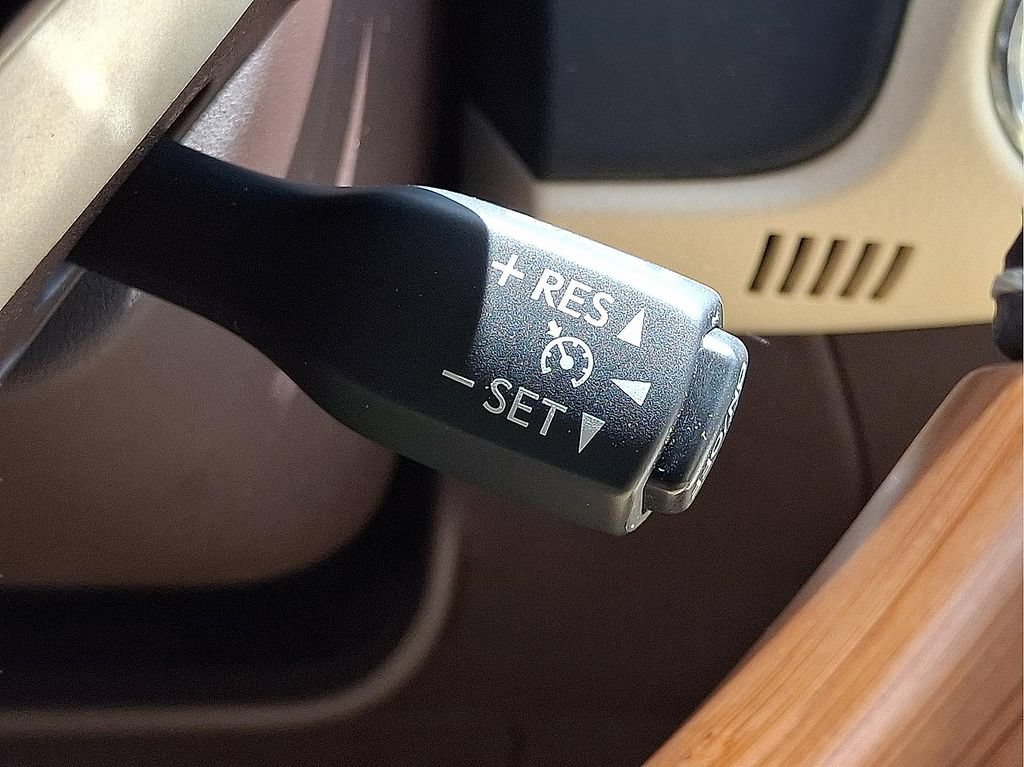Used 2016 Lexus ES 300h w/ Navigation System Package FWD image 23