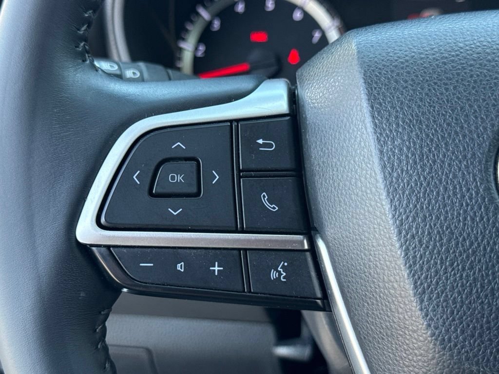 Used 2022 Toyota Highlander LE FWD image 25