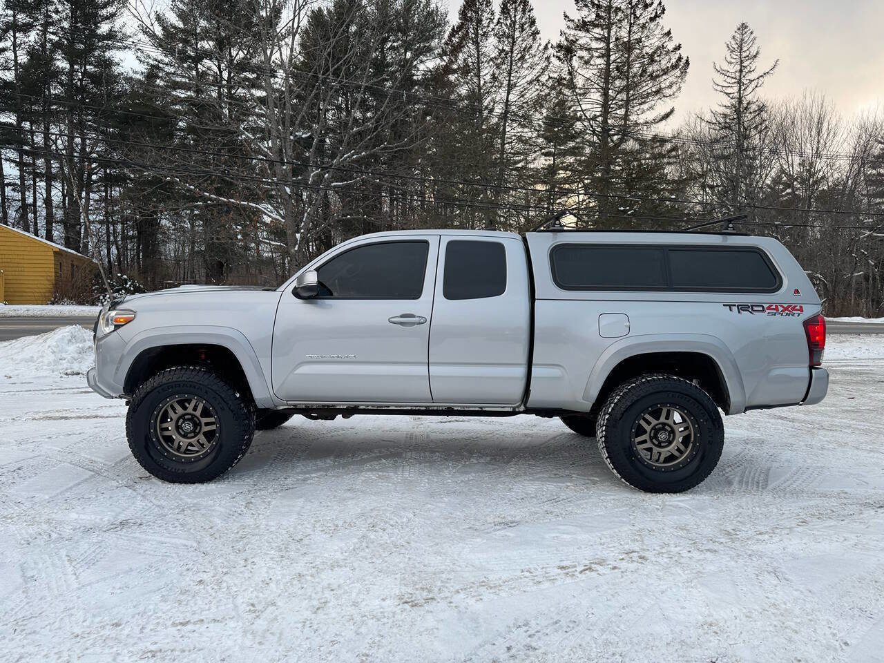 Used 2018 Toyota Tacoma TRD Sport w/ Technology Package image 12